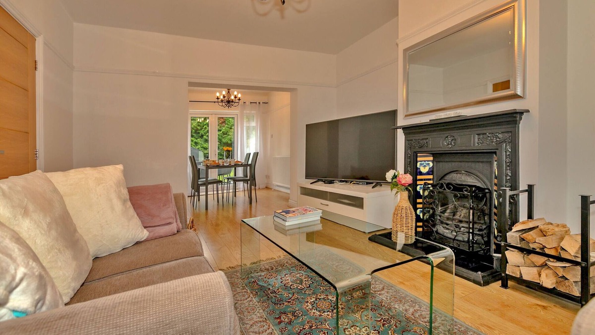 Solihull House | DeBarnes House
