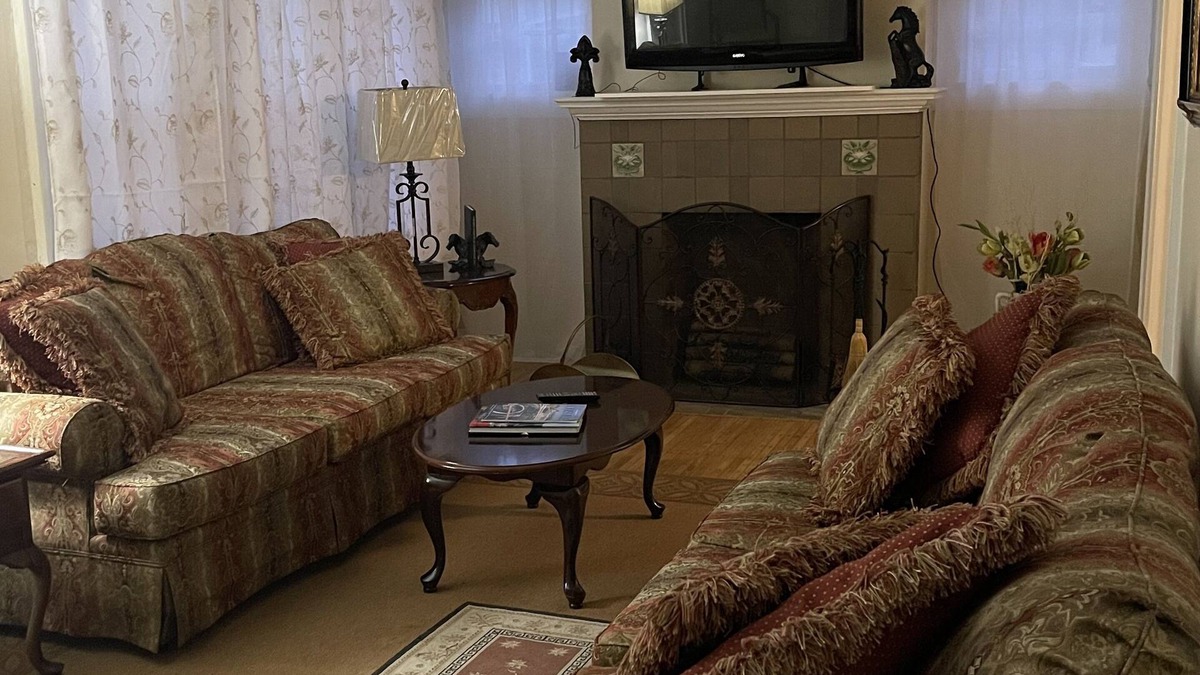 Algonquin House | Deborah’s Inn, A charming and spacious 3-Bedroom Home in a quiet neighborhood.