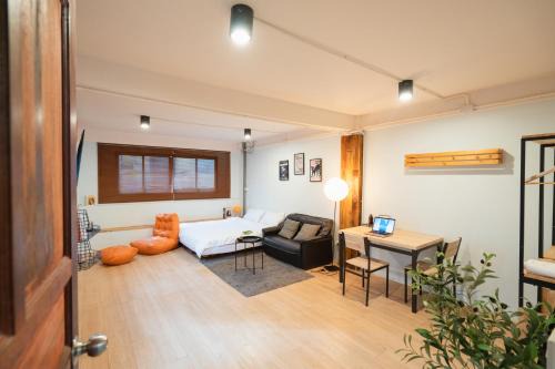 Bang Sue Apartment | Dec Room at Shine Haus BangSue