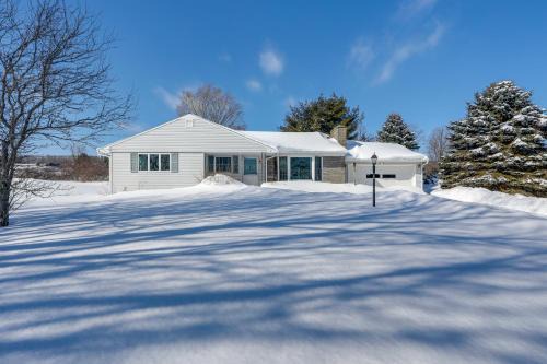 West Eaton House | Deck and Fire Pit Cozy Escape in Morrisville!