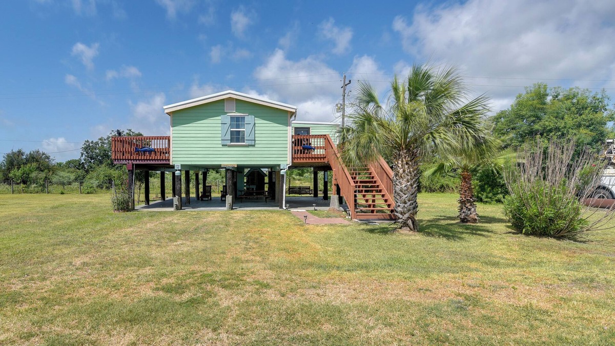 Crystal Beach Cottage | Deck & Grill: Sunny Cottage in Crystal Beach!