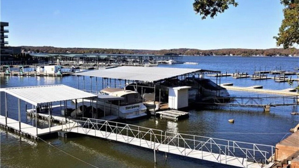 Lake Ozark House | Deck House Sleep 12- Bachelor/Bachelorette Parties Welcome!