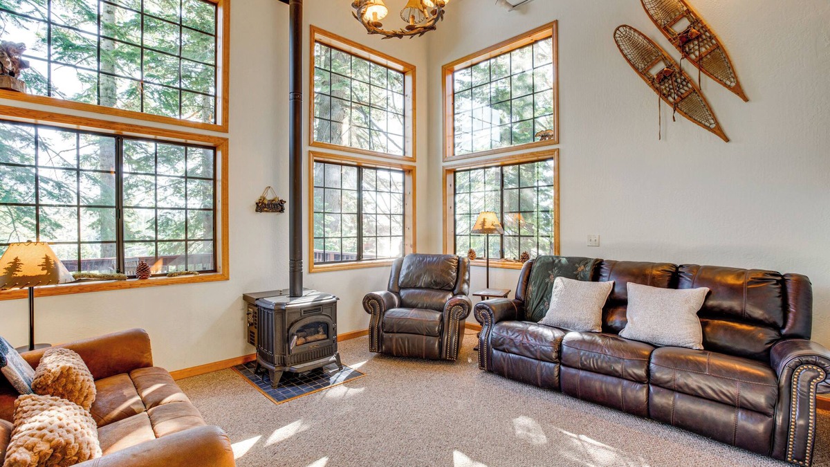 Bear Valley Cabin | Deck w/Mountain Views: Cabin in Bear Valley!