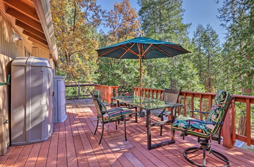 Twain Harte House | Deck with Forest Views Quiet Twain Harte Cabin!