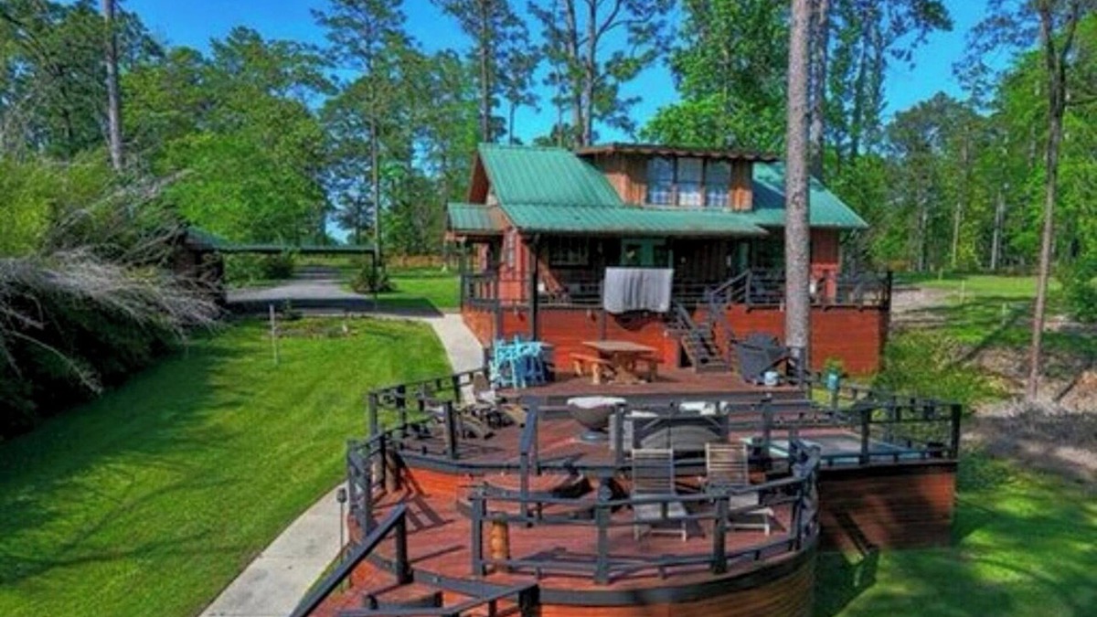 South Toledo Bend House | Decked Out was chosen by it's new owners for it's long history of great reviews.