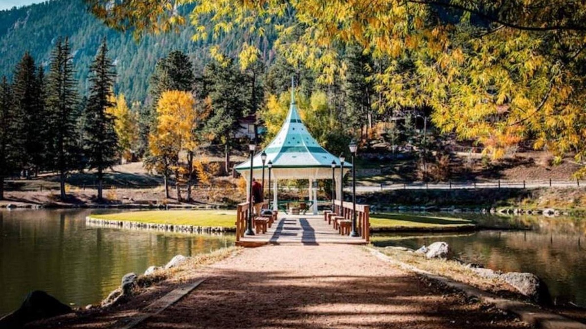 Green Mountain Falls Cabin | Decks+Views+Hot Tub+Fireplaces+Heart = A Cabin Beloved by All