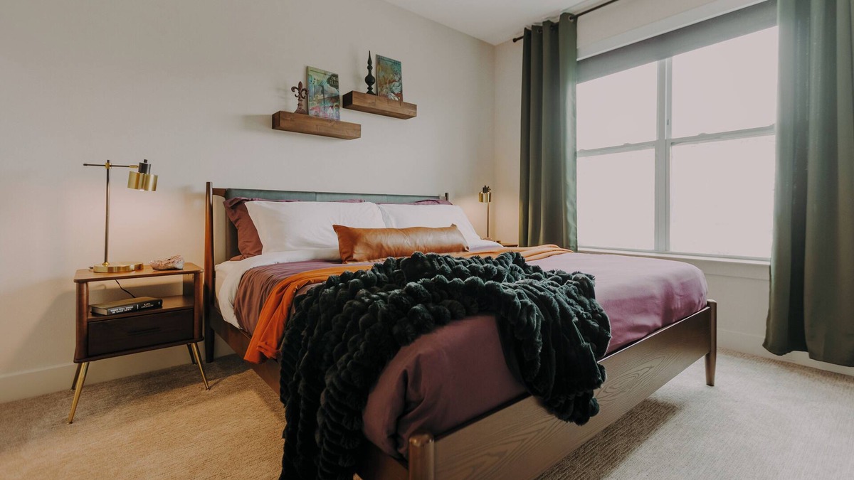 Deep Ellum Apartment | Deep Ellum- Enjoy the Rooftop Pool + Free Secure Parking + Walk to The Factory