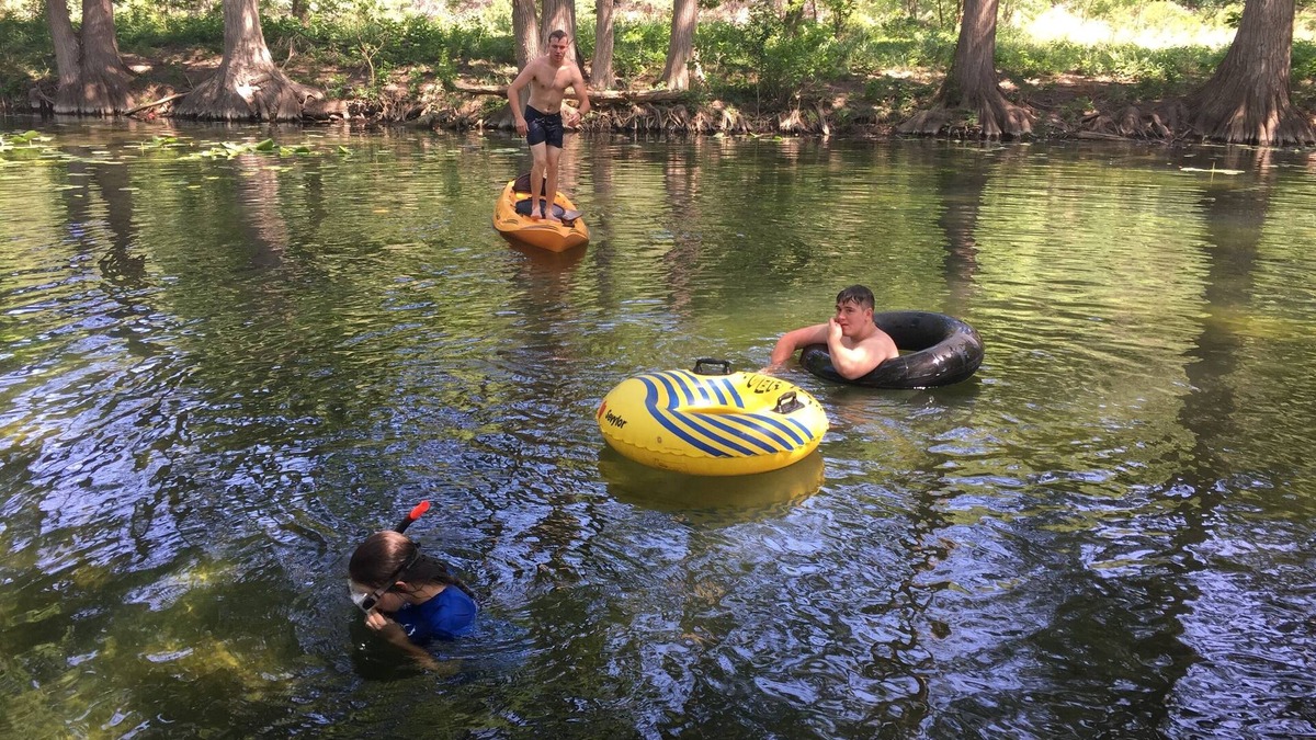 Leakey House | DEEP Frio River-Inside River Views, Ping Pong, Pool Table, Rope Swing, Kayak!