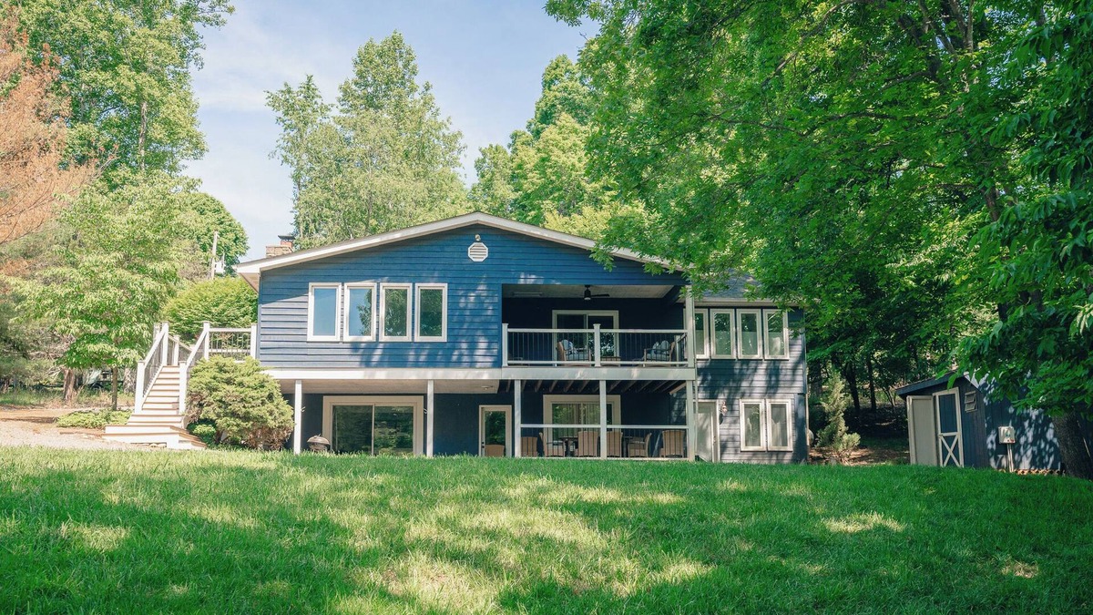 Huddleston House | ☀️Deep Water Cove 🐠Trampoline pool table 🎱 Fire pit! ☀️