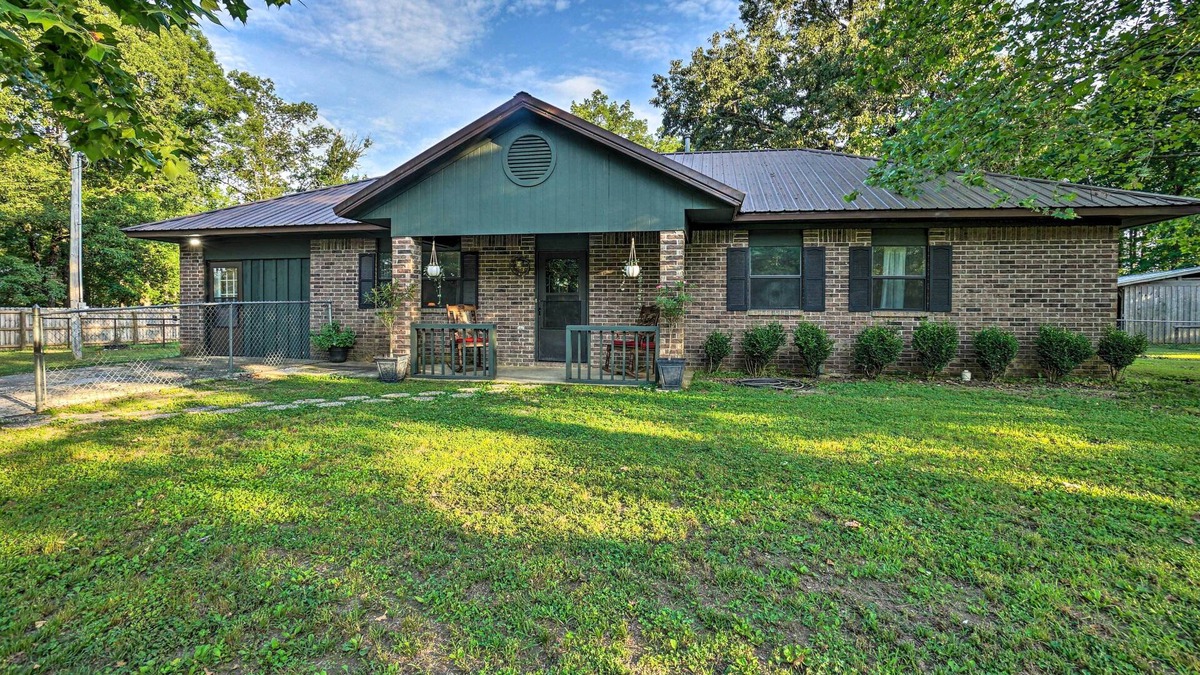 Smithville House | 'Deer Camp Run' Escape w/ Hot Tub & Game Room