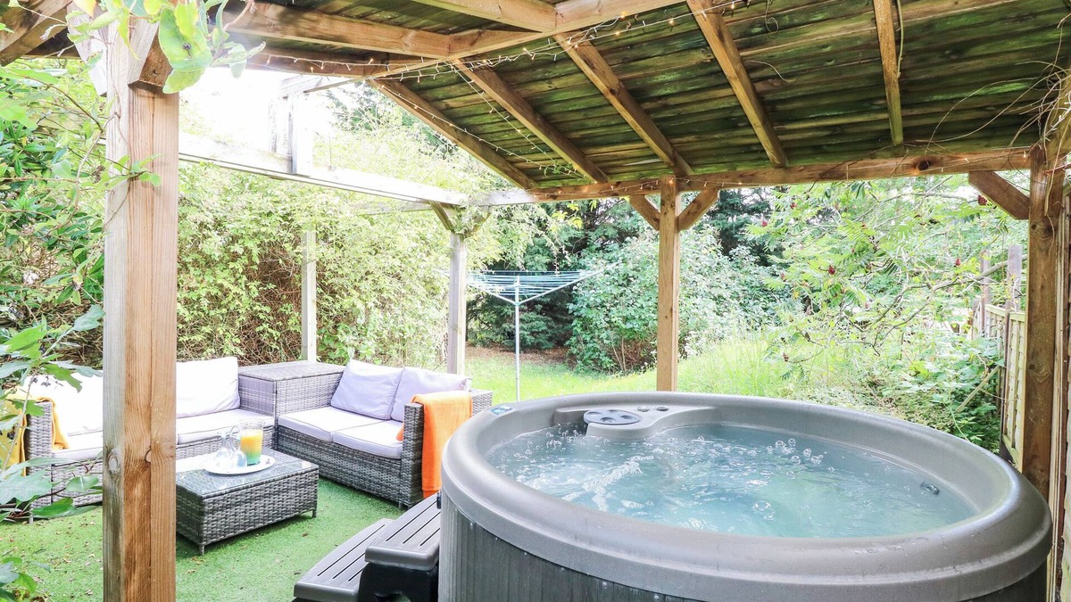 Thompson Cottage | DEER COTTAGE, romantic, with hot tub in Thompson