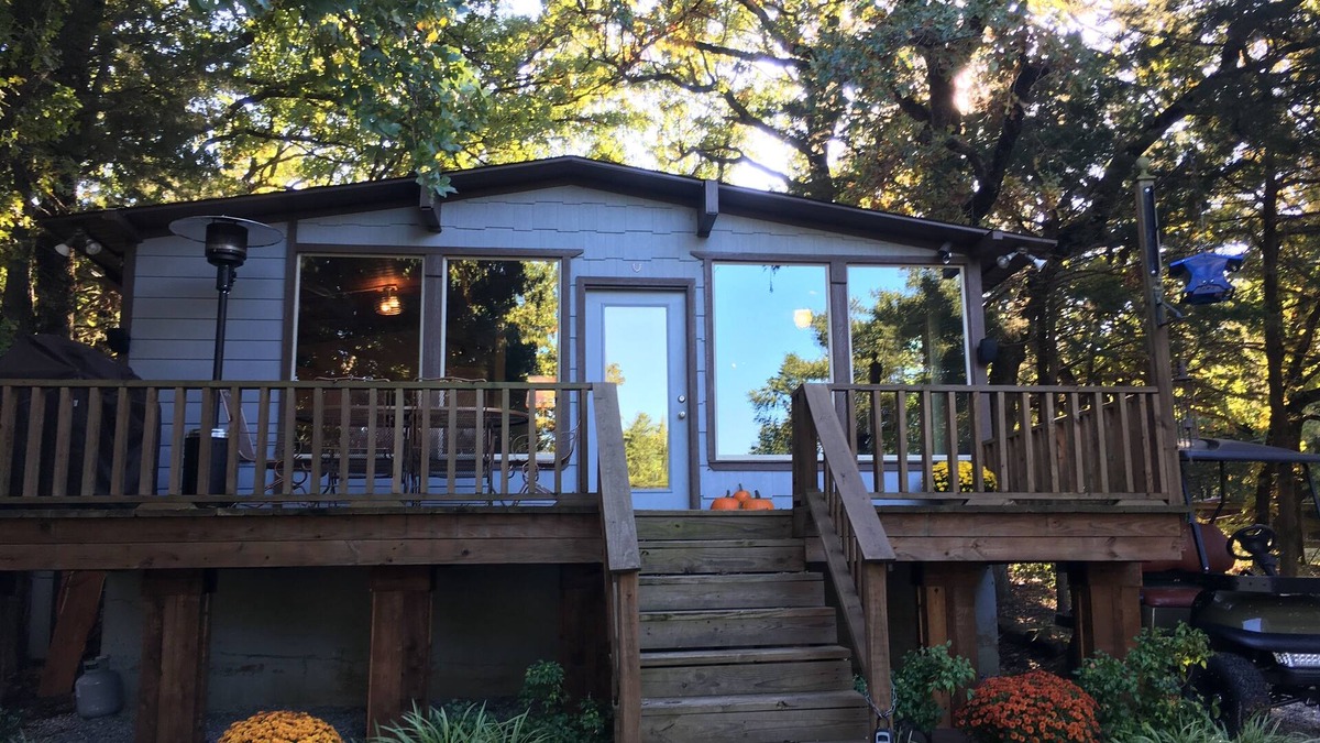 Gordonville Cabin | Deer Manor Cabin at Lake Texoma, Pet-Friendly!