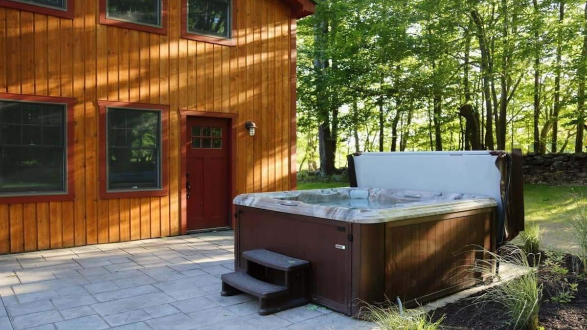 Jeffersonville House | Deer Meadows - Country Lodge with Hot Tub