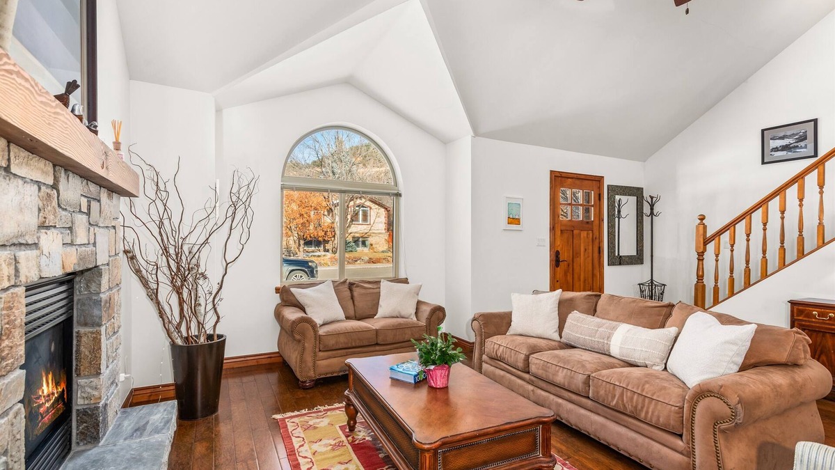 El Jebel House | Deer Run Vista | Mid-Valley, Sleeps 8, Lg Yard