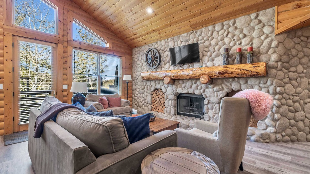 Deer Valley Condo | Deer Valley 2BR Condo w/Hot Tub - Walk to Lift
