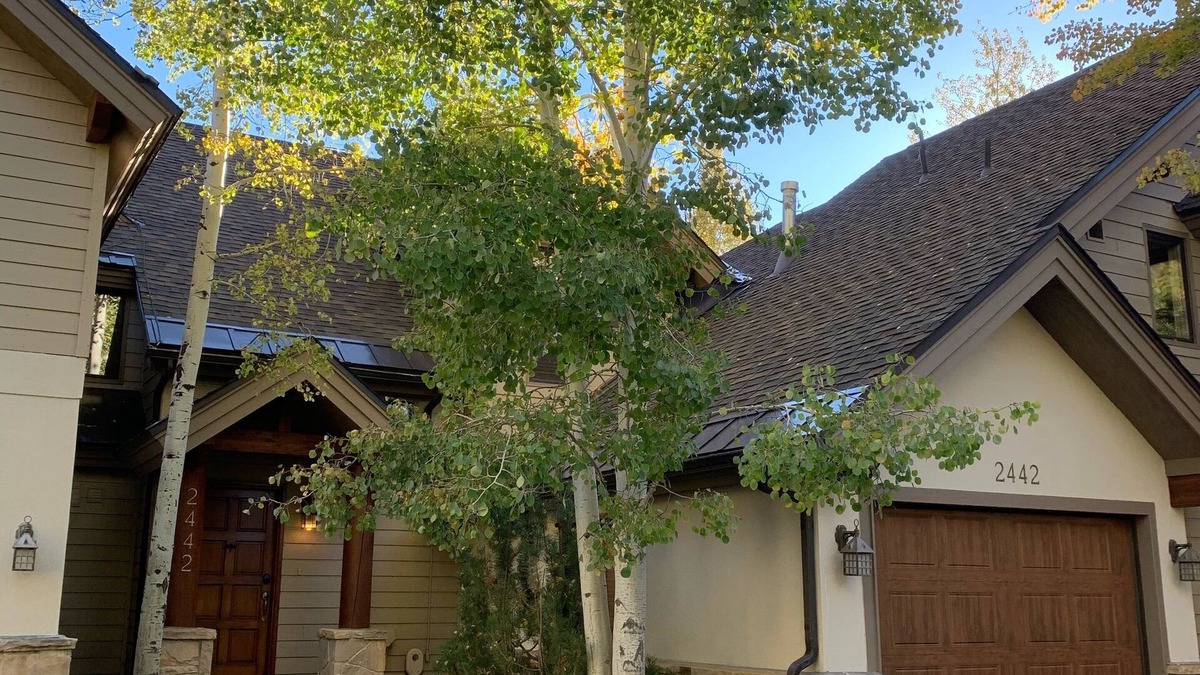 Deer Valley House | Deer Valley Dream- Sleeps 6 - Perfect Location with Free Ski Shuttle!