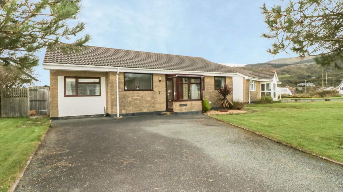 Fairbourne House | DEHANGFA, pet friendly, with a garden in Fairbourne