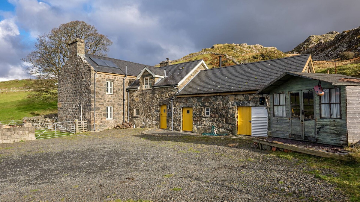 Arthog Cottage | Deildref - a self catering cottage that sleeps 8 guests in 4 bedrooms
