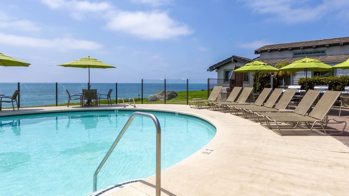 Del Mar Hotel | Del Mar Dream Oasis! Full Kitchen, Swimming Pool, Free Parking, Beachfront!