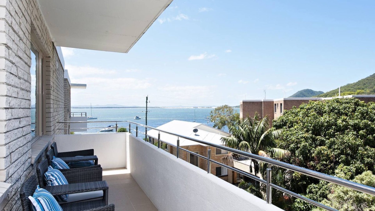 Shoal Bay Apartment | Del Rae, 18/25 Shoal Bay Rd - Air-conditioned, renovated 2-bedroom unit opposite Shoal Bay Beach