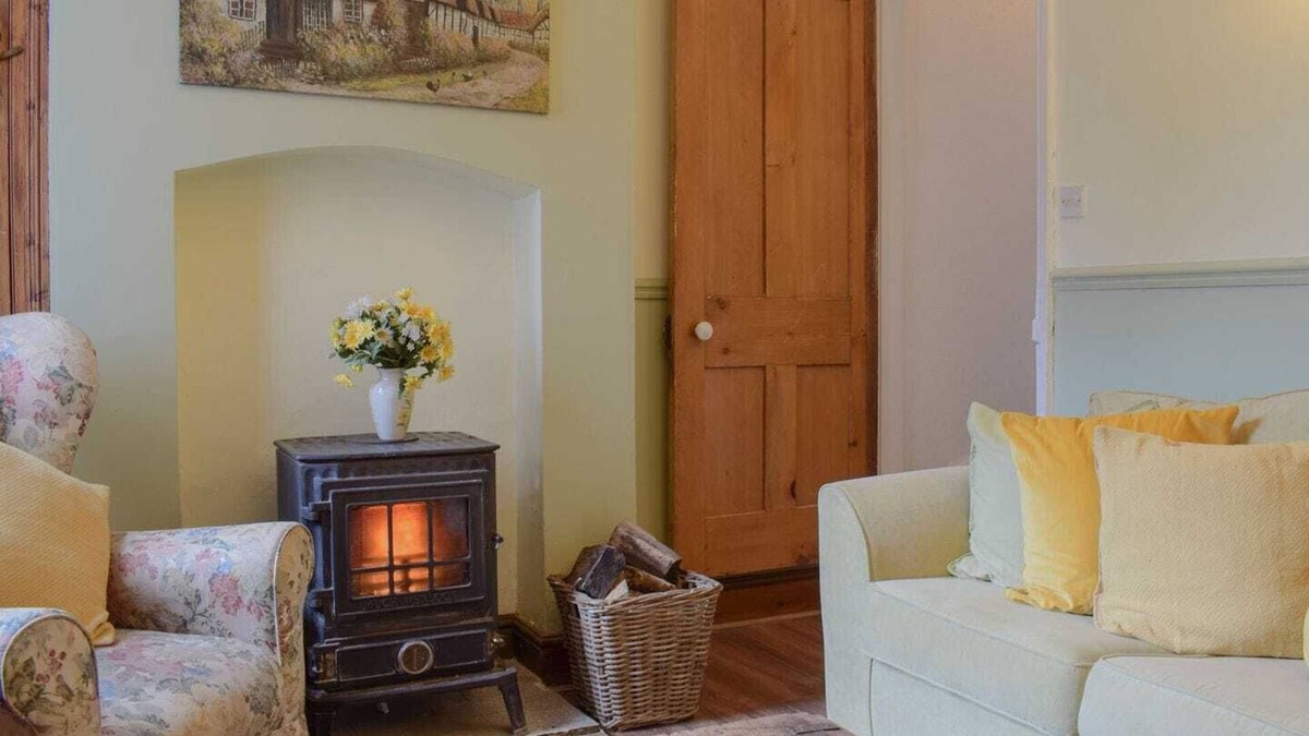 Oakengates Cottage | Delighful semi detached property set within easy walking distance of an aray of bars and shops.