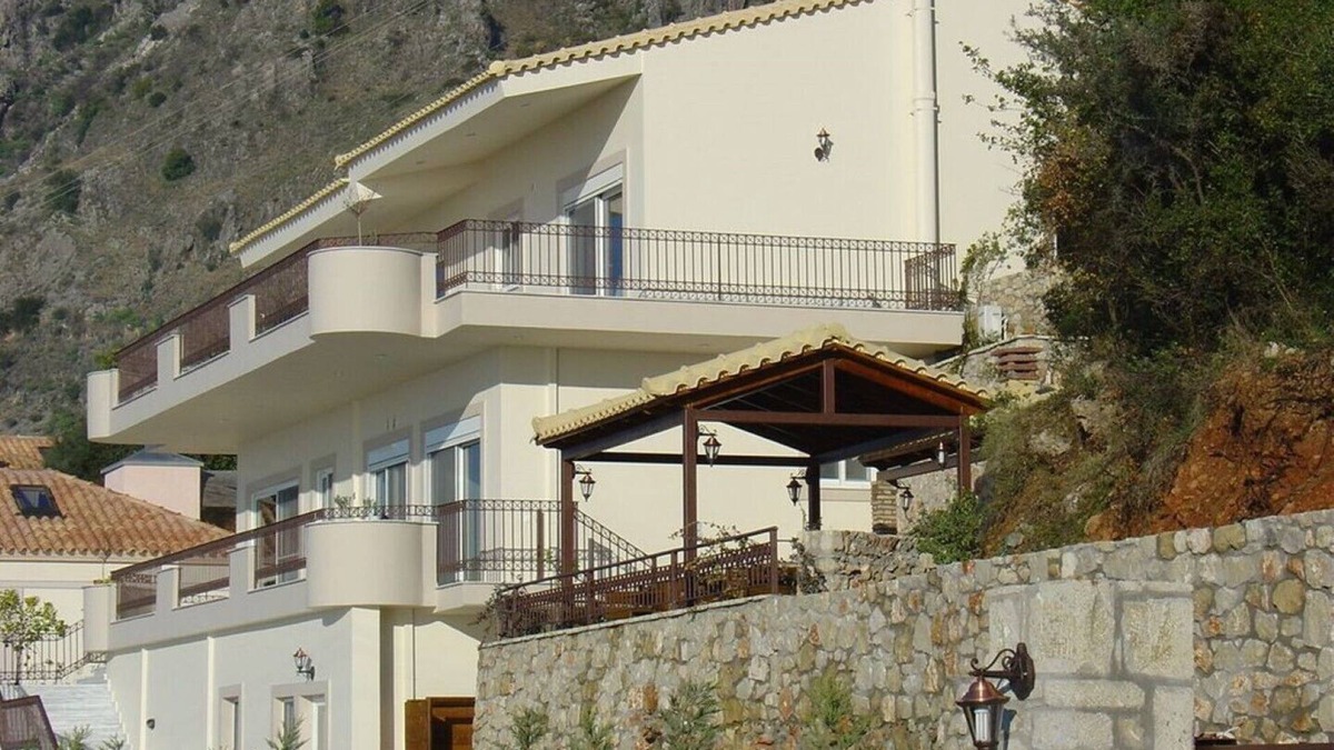 Diasella Apartment | Delightful 2 bed apt in exclusive villa close to Kalamata & beaches.