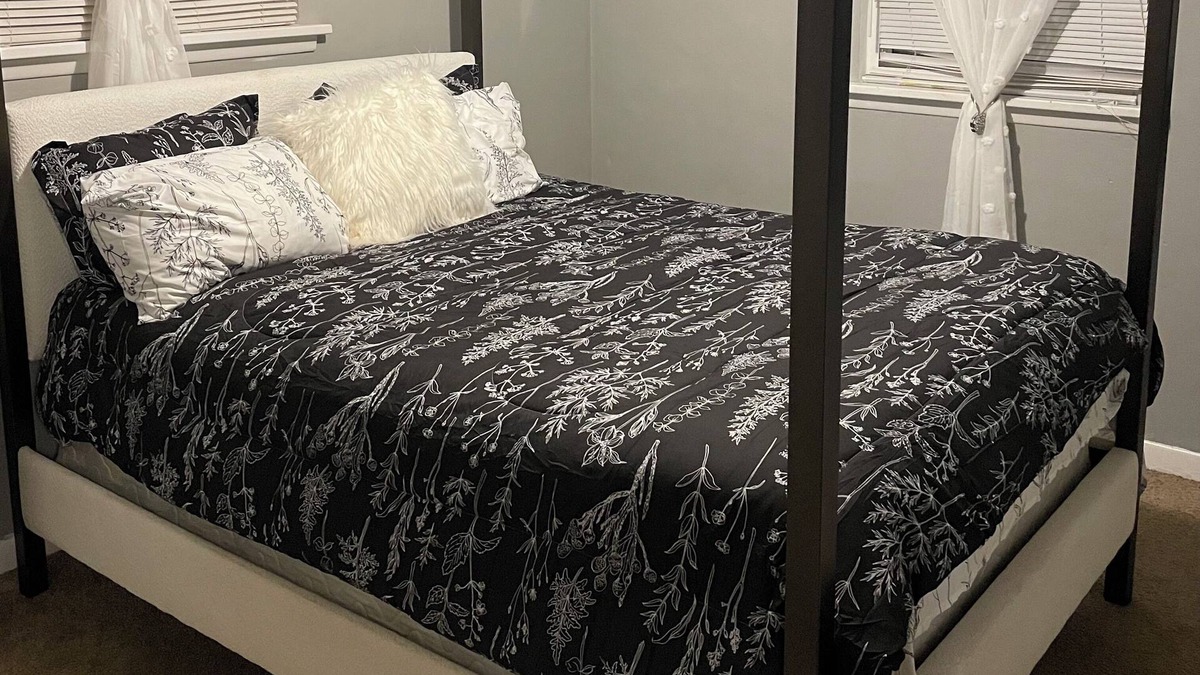 Airport Township House | Delightful 2-bedroom house with AC in Berkeley Iconixx Getaway STL