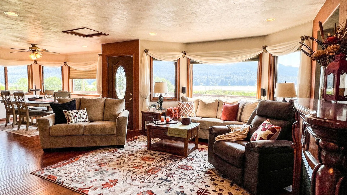 Salmon Creek House | Delightful 3-bedroom house with WiFi in Juneau, AK, centrally located.
