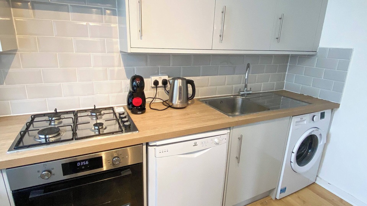 Latchmere Apartment | Delightful 3BD Maisonette — Clapham Junction!