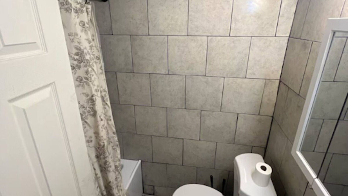 Primos Secane Apartment | Delightful apartment with AC in Lansdowne