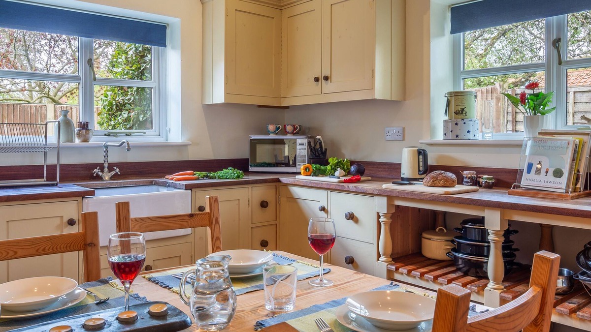 Ipswich Cottage | Delightful conversion in a country stud with a swimming pool - Stable Cottage