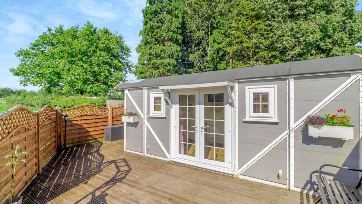 Cowbridge Cabin | Delightful Cowbridge Railway Carriage with Hot Tub