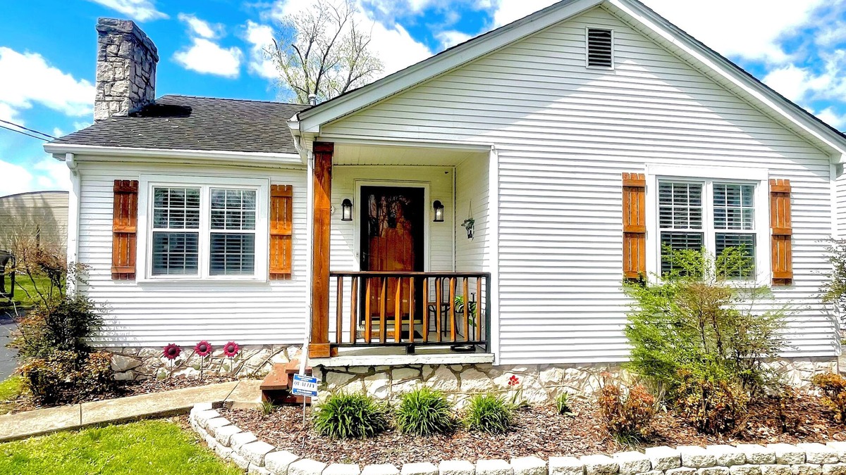 Bowling Green House | Delightful Decor/3 miles to Beech Bend & WKU/Garage/Firepit/King Bed/Games