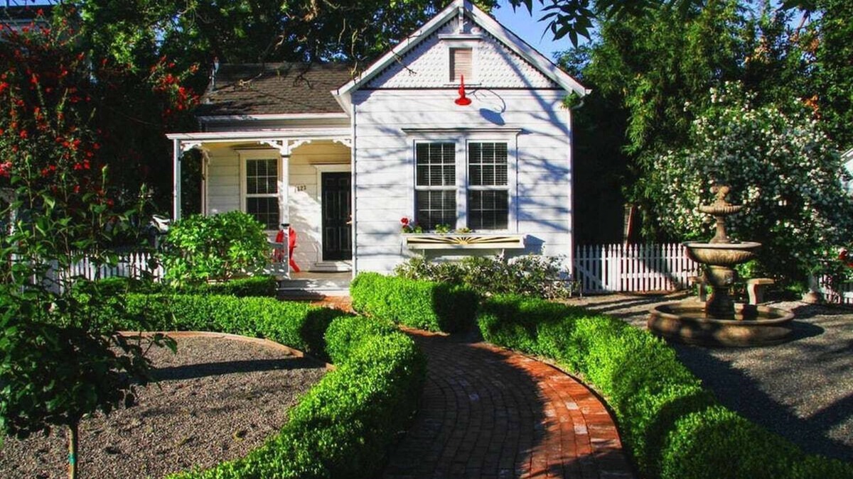 St. Helena House | Delightful Downtown Cottage House with Modern Amenities (Breakfast Possible)