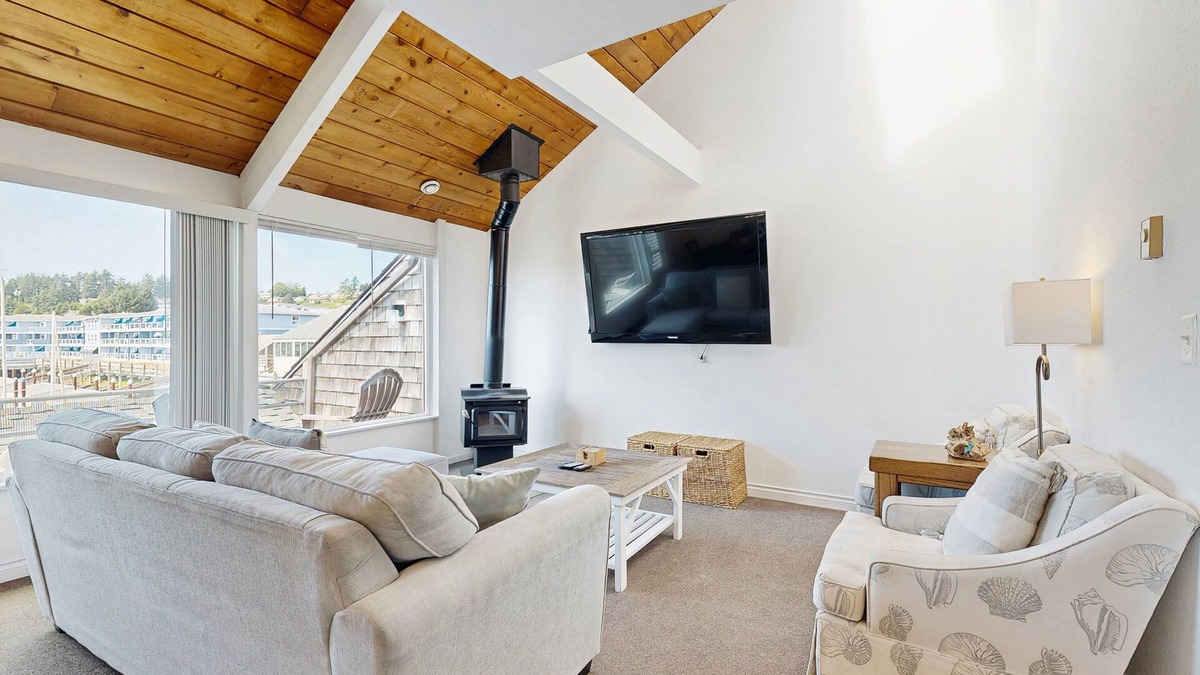 Historic Bayfront Condo | Delightful Harbor Perch Near Town W/Shared Pool/Hot Tub & Private Balcony
