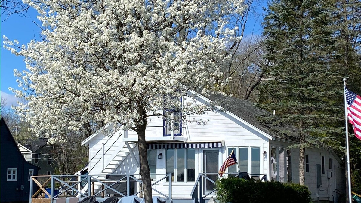 Malta House | Delightful home on the shores of Saratoga Lake