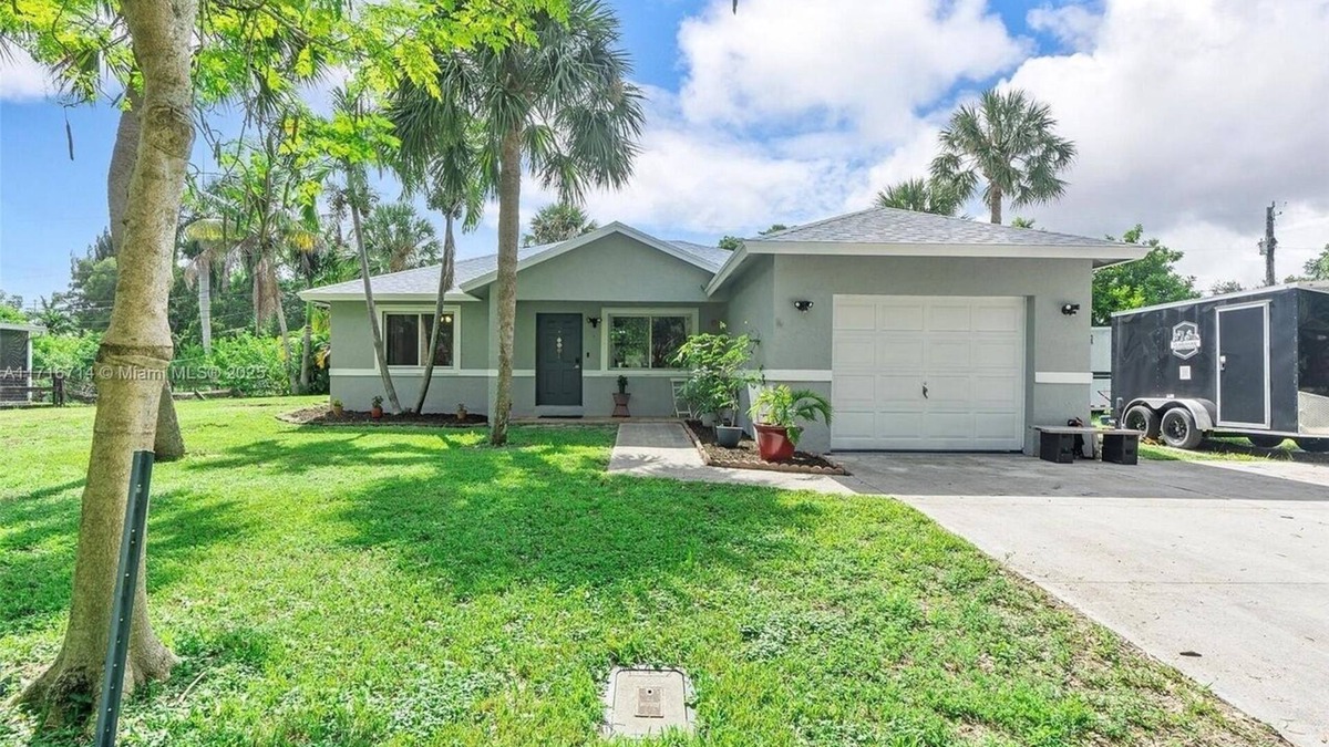 Broadview Park House | Delightful house with AC in sunny Fort Lauderdale, close to FLL Airport.