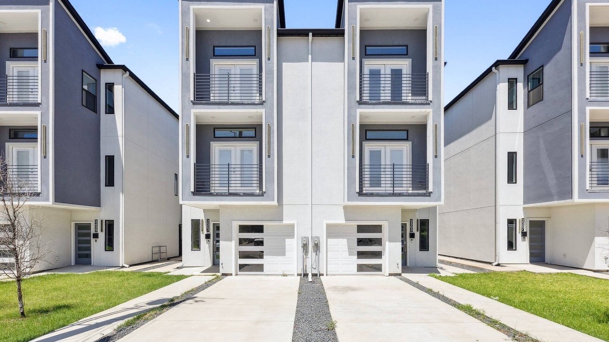 West Dallas House | Delightful Left 8-bedroom house with Game room in vibrant Dallas