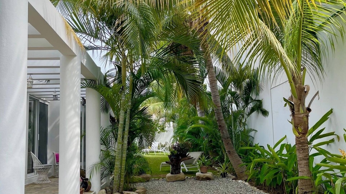 R House | Delightful house with stunning swimming pool!