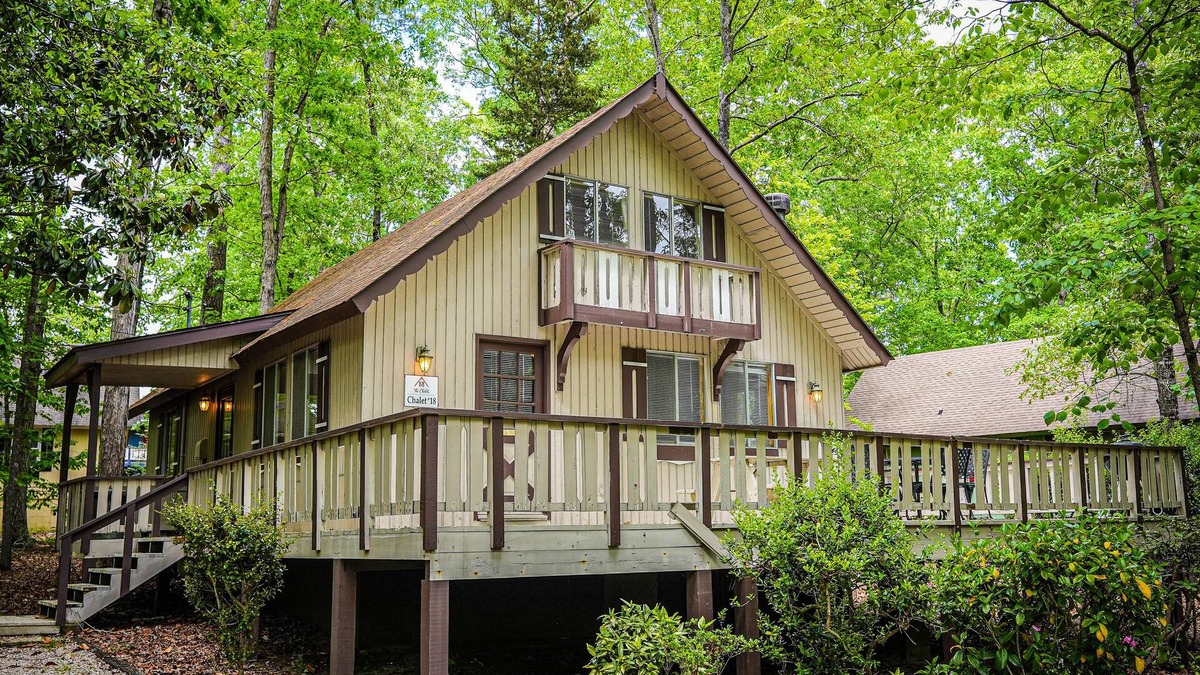 Pine Mountain Cabin | Delightful Pet friendly chalet steps away from Lake Innsbruck