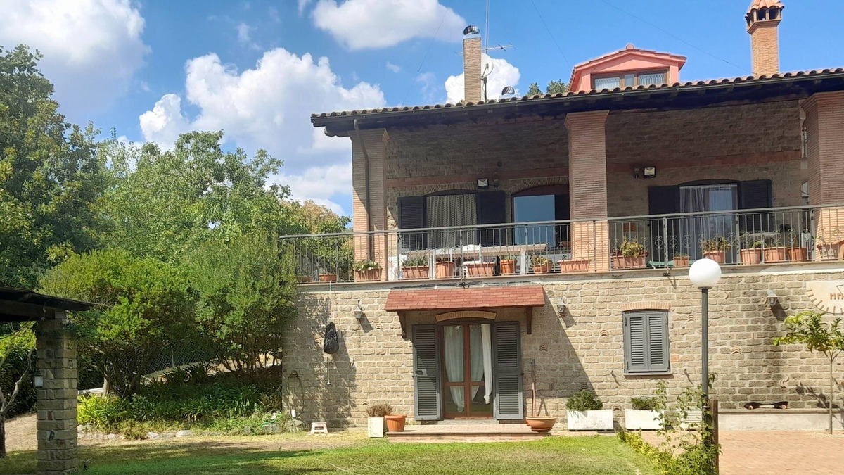 Lake Bracciano Apartment | Delightful rooms with private bathrooms in an independent apartment with garden