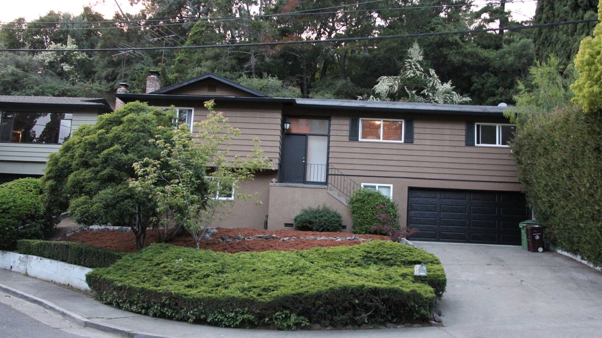 Sequoyah House | Delightful & Spacious Room for Rent, Shared Common Areas with lots of Privacy!