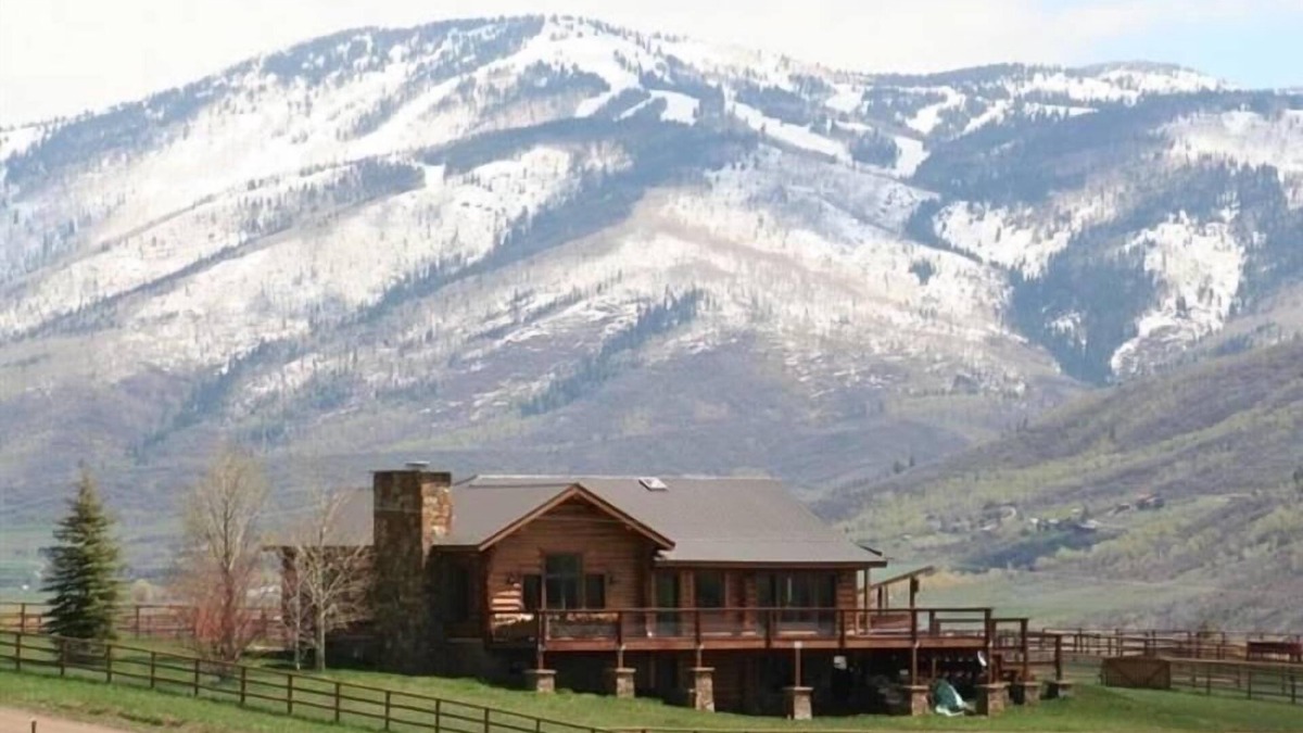 Steamboat Springs House | Delightful Steamboat Log Home - easy 10 minute drive to slopes, pet friendly!