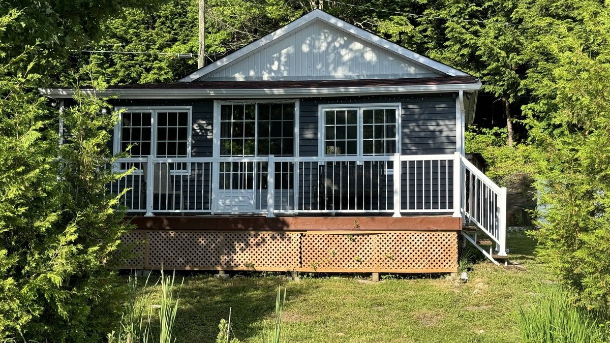 Val-des-Monts Cottage | Deligthful, Cozy Waterside Getaway