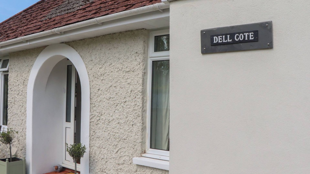 Clearbrook Cottage | DELLCOTE, pet friendly, with open fire in Yelverton