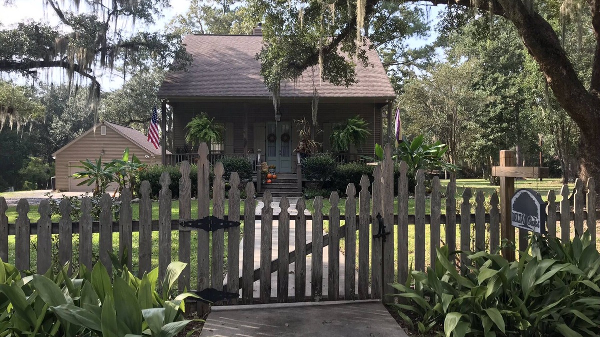 Lacombe Cottage | Delta Oaks great for relaxing or water adventures
