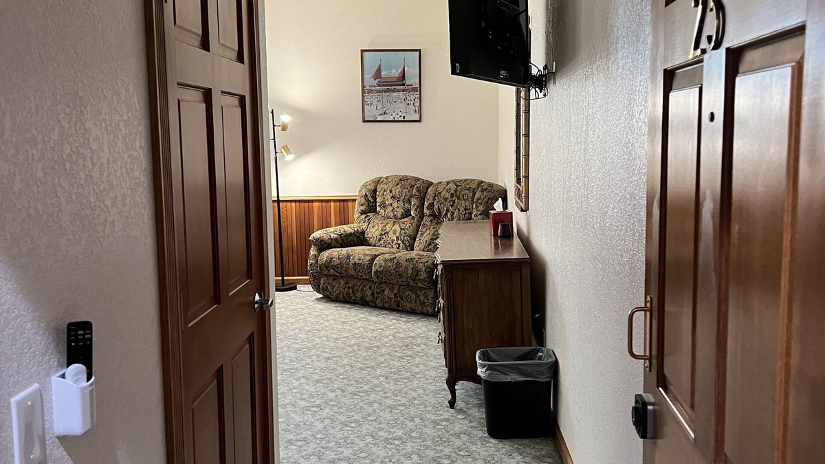 Isleton Hotel | Delta Queen Lodge Bar Restaurant