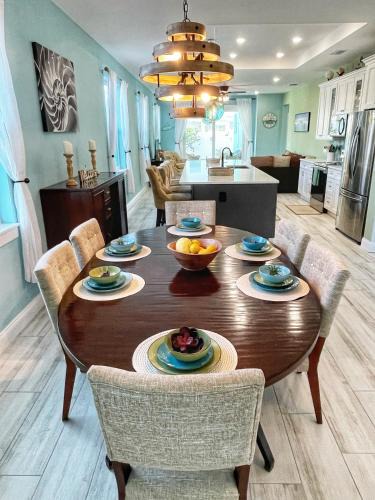 Tyler Gardens House | Delux 3BR House with Pool 3 Minute walk to Beach