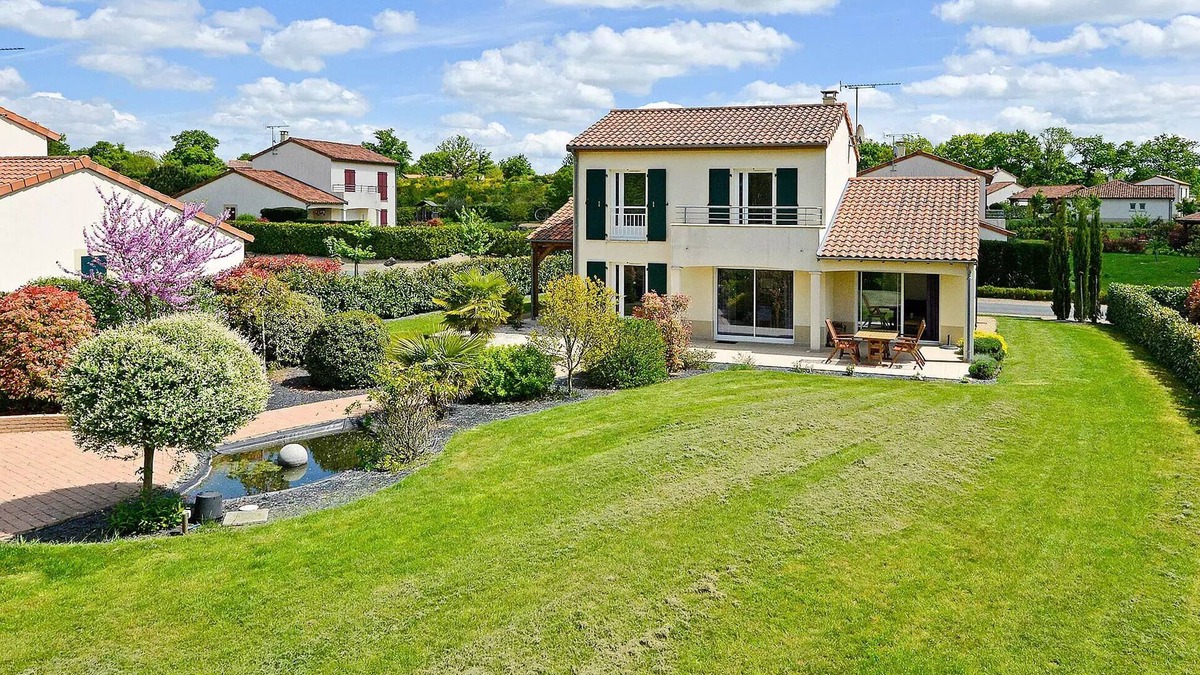 Vasles Villa | Deluxe 2-bathroom detached villa sleeps 6