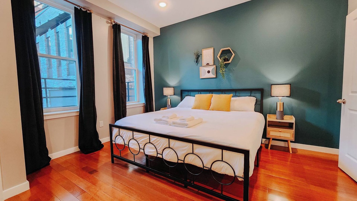 Market East Apartment | Deluxe/2 King Beds/65" TV/Jefferson Hospital